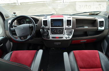 Вантажопасажирський фургон Peugeot Boxer 2011 в 