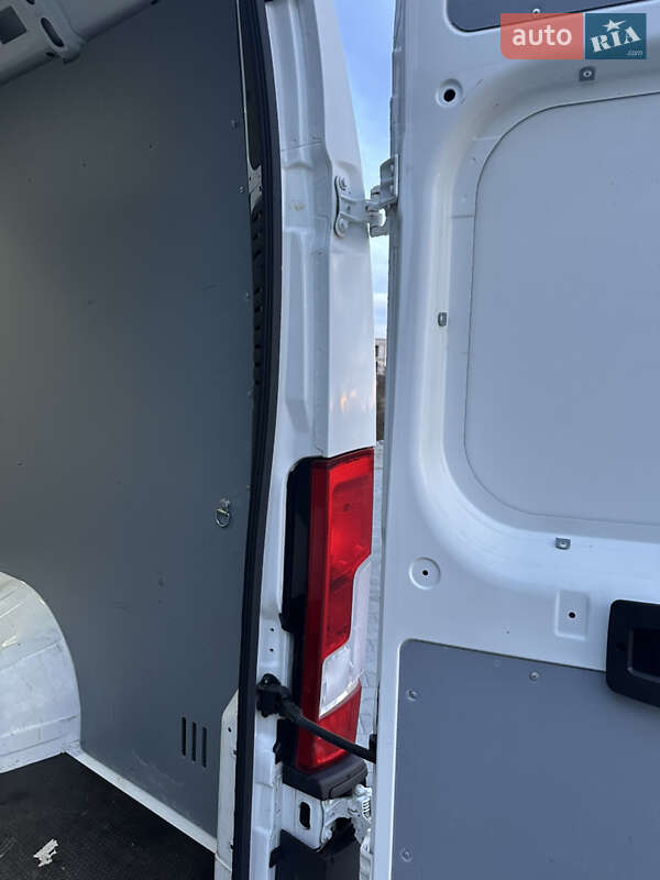 Вантажний фургон Peugeot Boxer 2020 в Львові