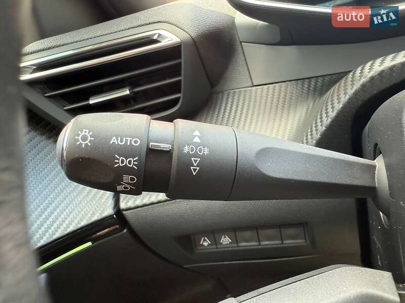 Внедорожник / Кроссовер Peugeot e-2008 2021 в Киеве