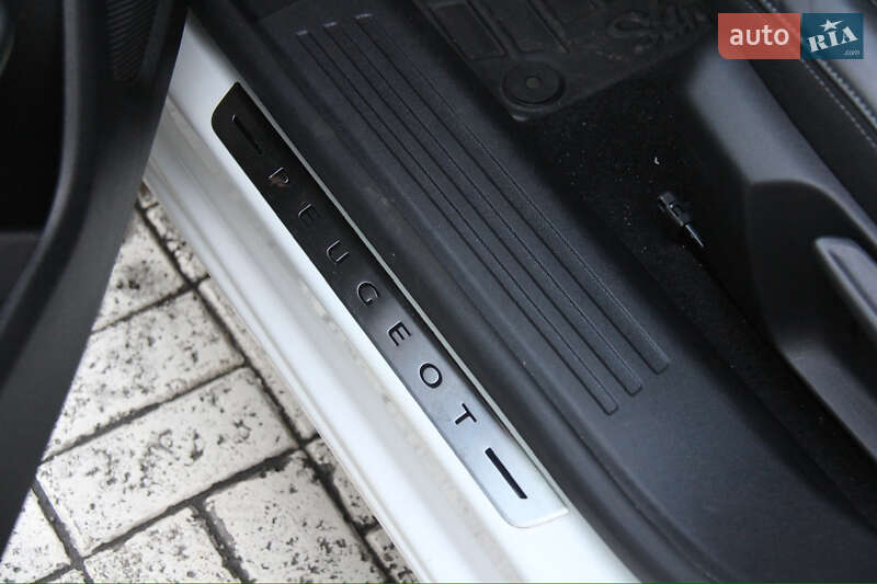 Внедорожник / Кроссовер Peugeot e-2008 2020 в Киеве