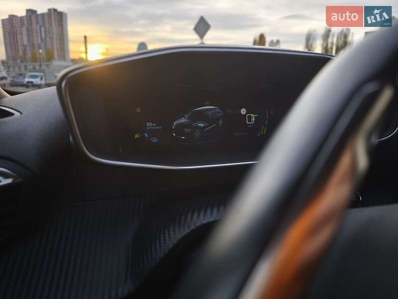 Внедорожник / Кроссовер Peugeot e-2008 2021 в Киеве