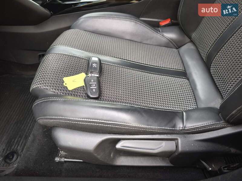 Внедорожник / Кроссовер Peugeot e-2008 2021 в Киеве