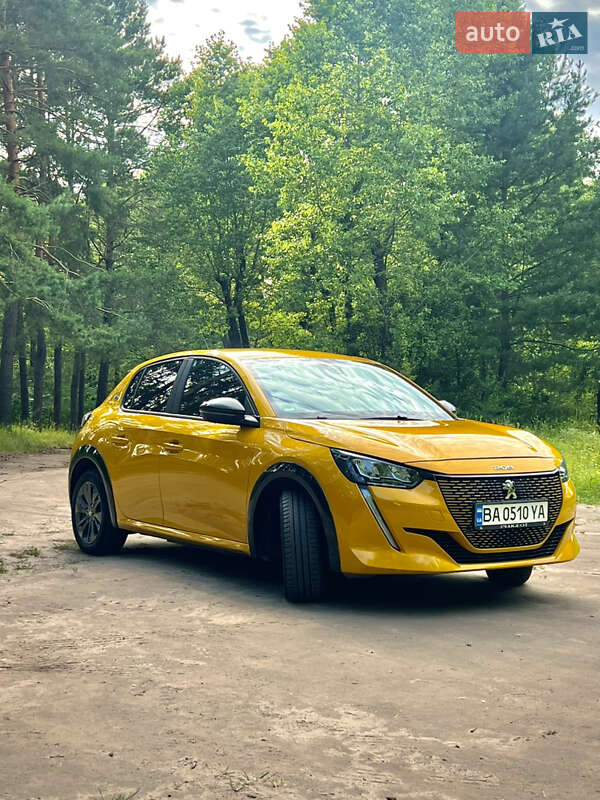 Хетчбек Peugeot e-208 2022 в 