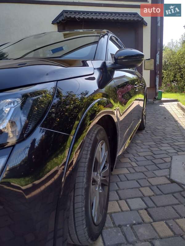 Хетчбек Peugeot e-208 2023 в Дубні