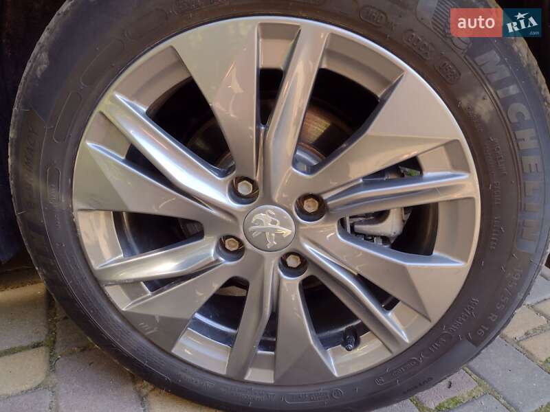 Хетчбек Peugeot e-208 2023 в Дубні