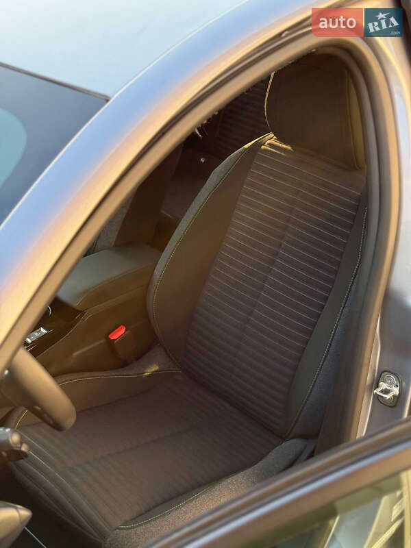 Хетчбек Peugeot e-208 2024 в Києві