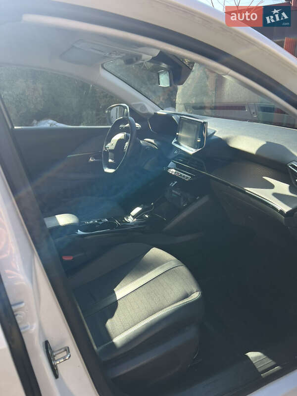 Хэтчбек Peugeot e-208 2020 в Львове