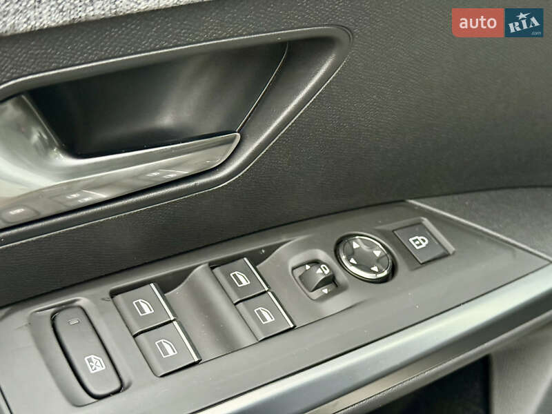 Внедорожник / Кроссовер Peugeot e-3008 2024 в Самборе