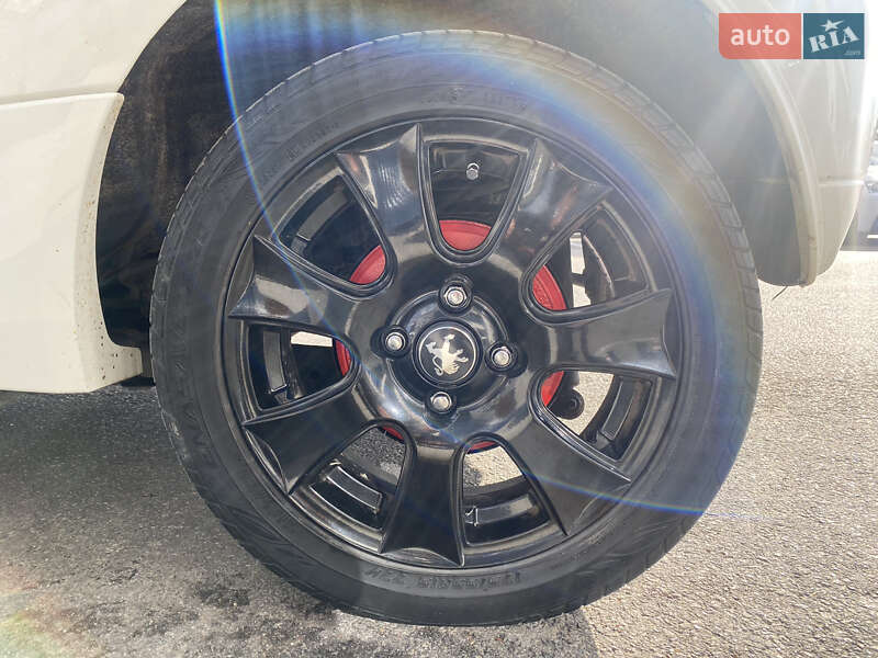 Хэтчбек Peugeot iOn 2011 в Ирпене