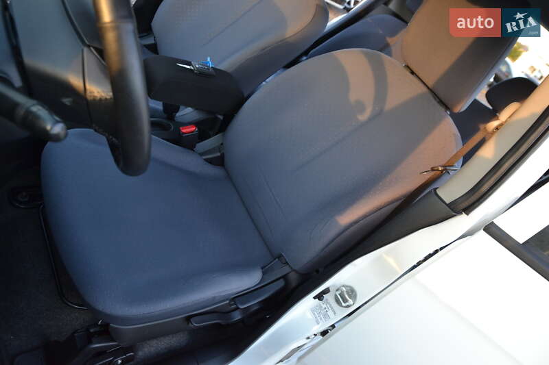 Хетчбек Peugeot iOn 2013 в Луцьку