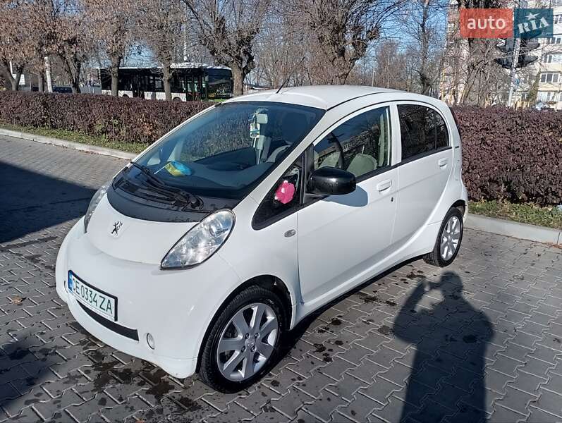 Хетчбек Peugeot iOn 2012 в 