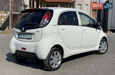 Хетчбек Peugeot iOn 2011 в 