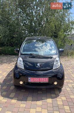 Хэтчбек Peugeot iOn 2012 в 