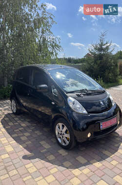 Хэтчбек Peugeot iOn 2012 в 