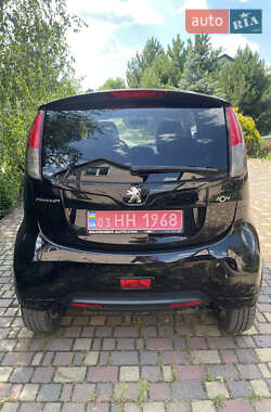 Хэтчбек Peugeot iOn 2012 в 