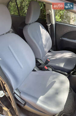 Хэтчбек Peugeot iOn 2012 в 