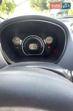 Хэтчбек Peugeot iOn 2012 в 