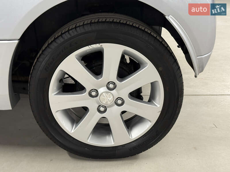 Хетчбек Peugeot iOn 2011 в Володимирі