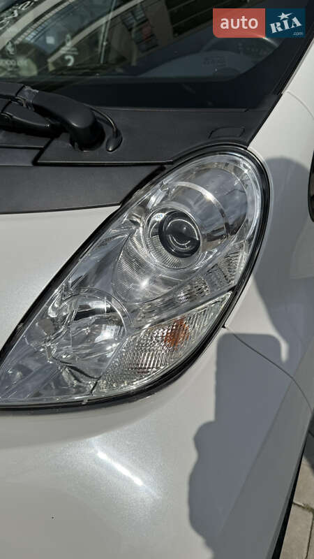 Хетчбек Peugeot iOn 2011 в Ужгороді