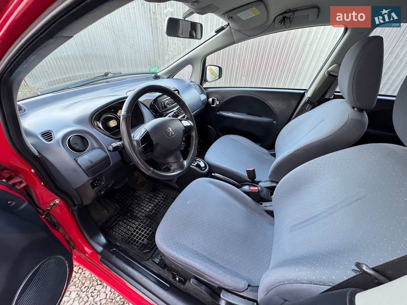 Хэтчбек Peugeot iOn 2011 в Стрые