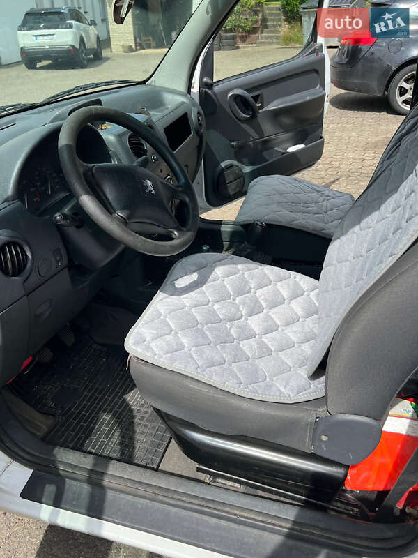 Вантажний фургон Peugeot Partner 2007 в Овручі