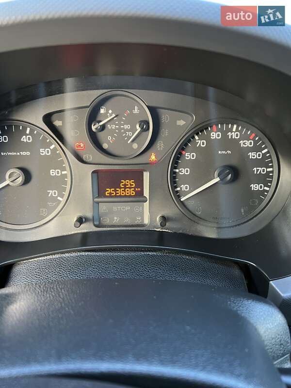 Грузовой фургон Peugeot Partner 2015 в Черновцах