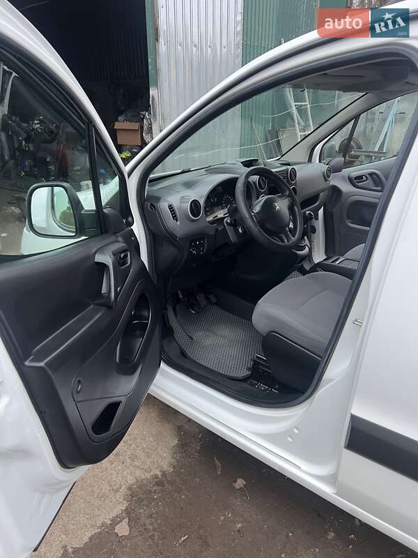 Грузовой фургон Peugeot Partner 2015 в Черновцах