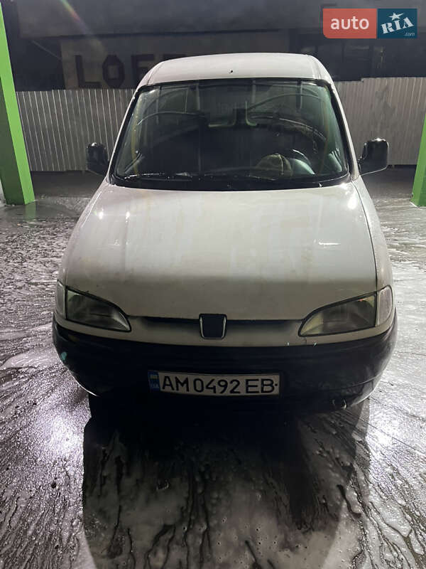 Грузовой фургон Peugeot Partner 2001 в Черновцах