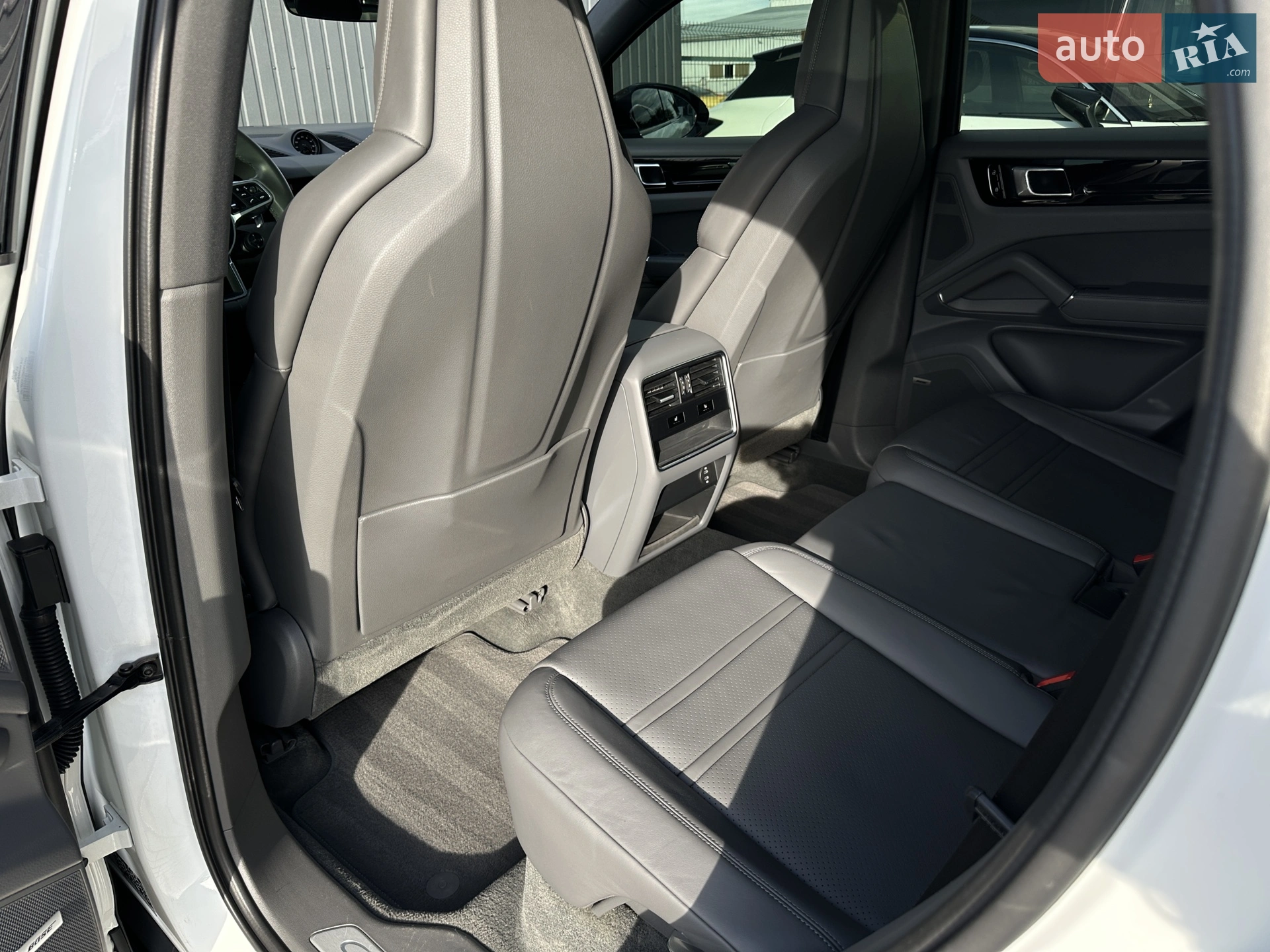 2020 Porsche Cayenne Coupe - мініатюра 20