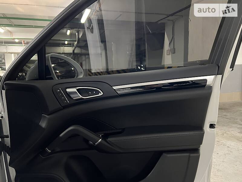 Внедорожник / Кроссовер Porsche Cayenne 2015 в Киеве