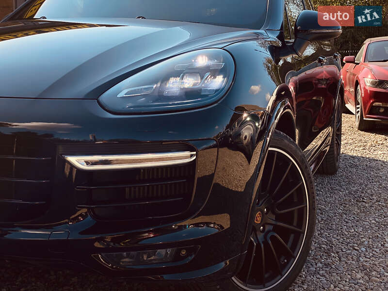 Внедорожник / Кроссовер Porsche Cayenne 2015 в 