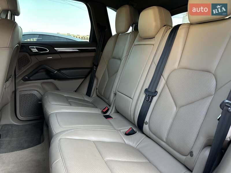 Внедорожник / Кроссовер Porsche Cayenne 2012 в Калуше