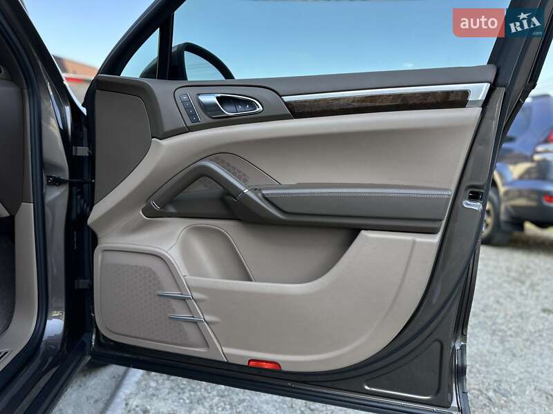 Внедорожник / Кроссовер Porsche Cayenne 2012 в Калуше