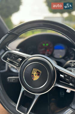 Внедорожник / Кроссовер Porsche Cayenne 2015 в 