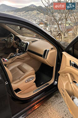 Внедорожник / Кроссовер Porsche Cayenne 2012 в 