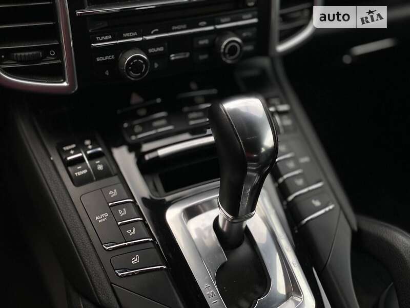 Позашляховик / Кросовер Porsche Cayenne 2012 в Кам'янському