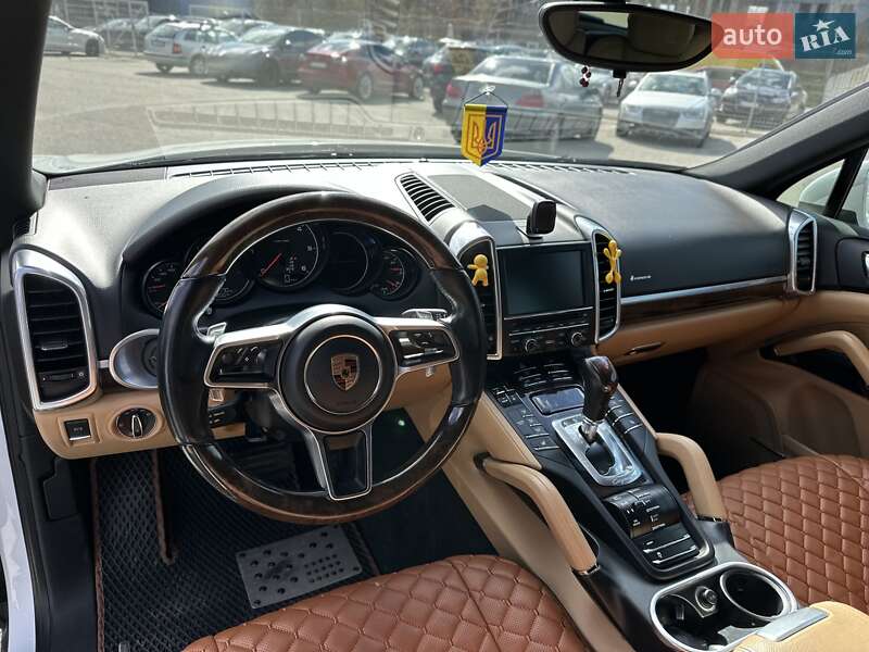 Внедорожник / Кроссовер Porsche Cayenne 2016 в Львове