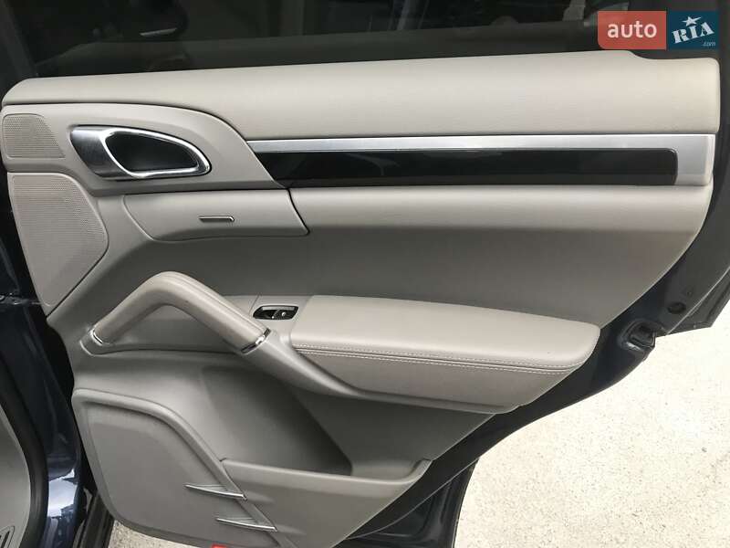 Внедорожник / Кроссовер Porsche Cayenne 2013 в Киеве