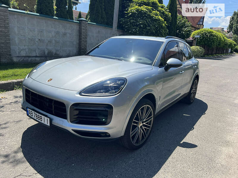 Внедорожник / Кроссовер Porsche Cayenne 2021 в Вишневом