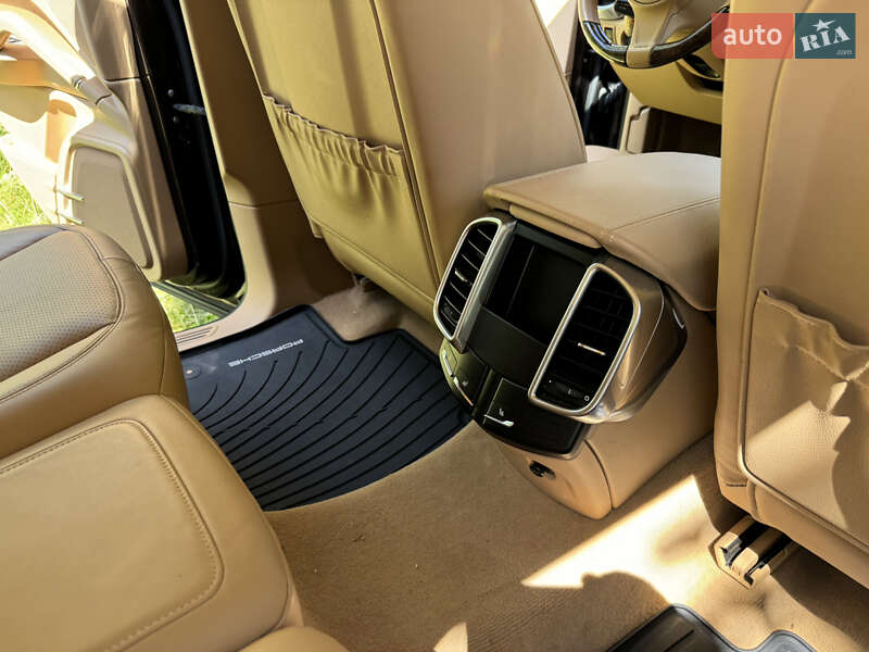 Позашляховик / Кросовер Porsche Cayenne 2013 в Києві