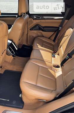 Внедорожник / Кроссовер Porsche Cayenne 2011 в 