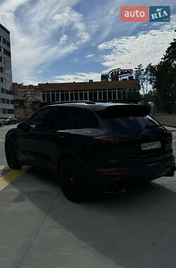 Внедорожник / Кроссовер Porsche Cayenne 2016 в 