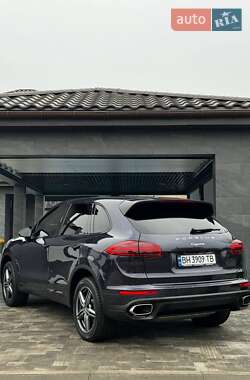 Внедорожник / Кроссовер Porsche Cayenne 2017 в 