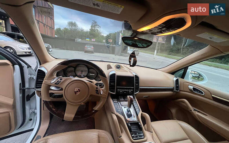 Позашляховик / Кросовер Porsche Cayenne 2012 в Чернівцях