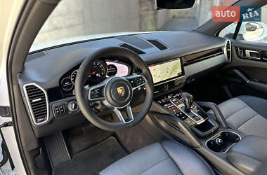 Внедорожник / Кроссовер Porsche Cayenne 2017 в 