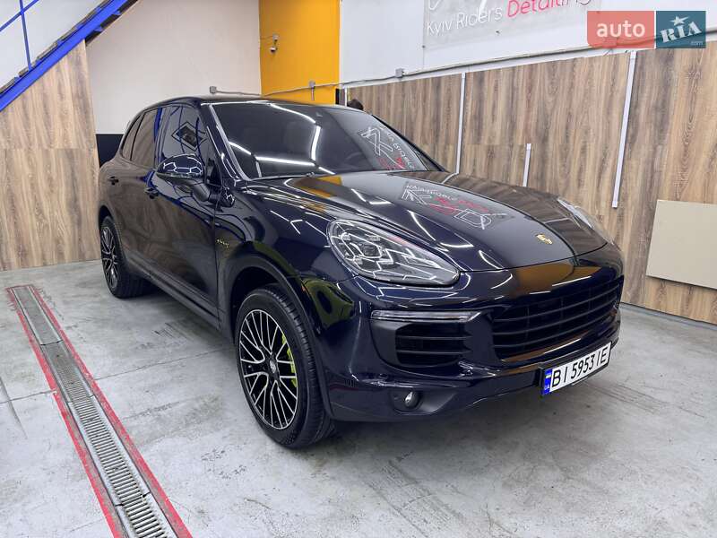 Позашляховик / Кросовер Porsche Cayenne 2016 в 