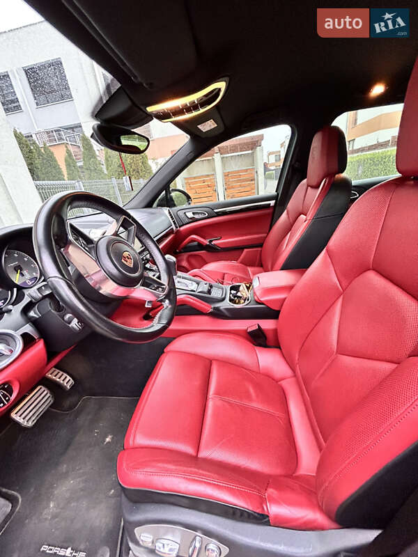 Внедорожник / Кроссовер Porsche Cayenne 2016 в Киеве