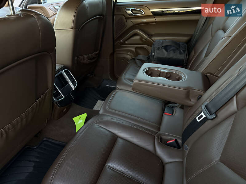 Внедорожник / Кроссовер Porsche Cayenne 2015 в Ровно