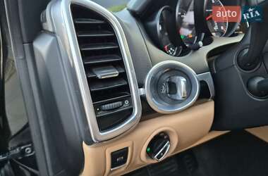 Внедорожник / Кроссовер Porsche Cayenne 2015 в 