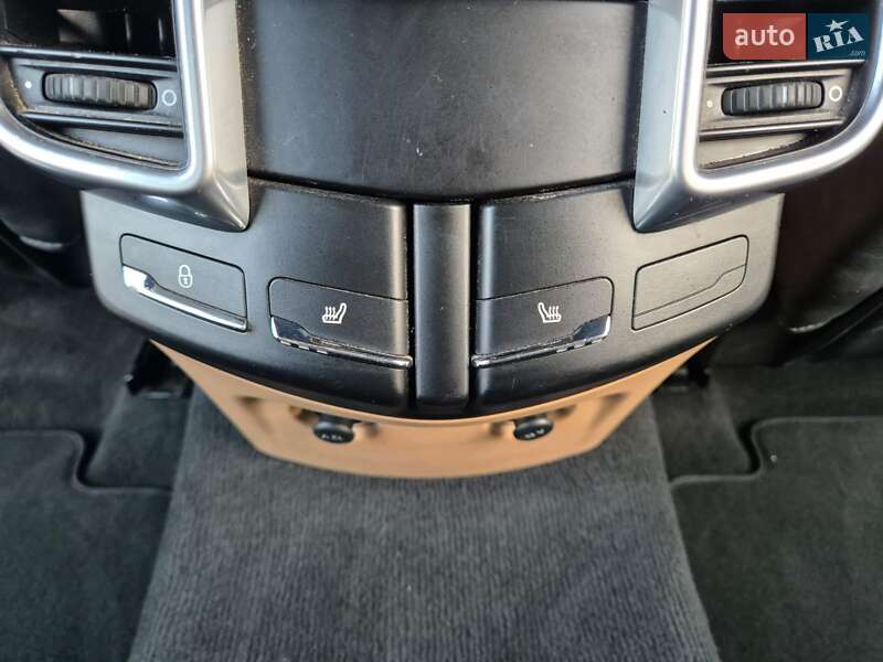 Внедорожник / Кроссовер Porsche Cayenne 2015 в Тернополе